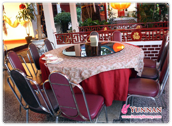 นี่โต๊ะ กินอาหารของต่ายน้อย เป็นโต๊ะจีนหมุนๆ นั่งได้ 10 คน แต่ต่ายน้อย นั่ง 2 คน