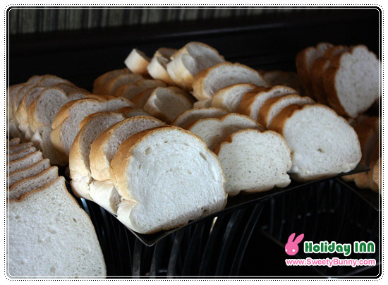 ขนมปังอันนี้อร่อยดี เป็นขนมปังฝรัสเศษ ที่ยาวๆ แล้วหั่นเป็นแผ่นๆ แข็งนอกแต่นุ่มใน