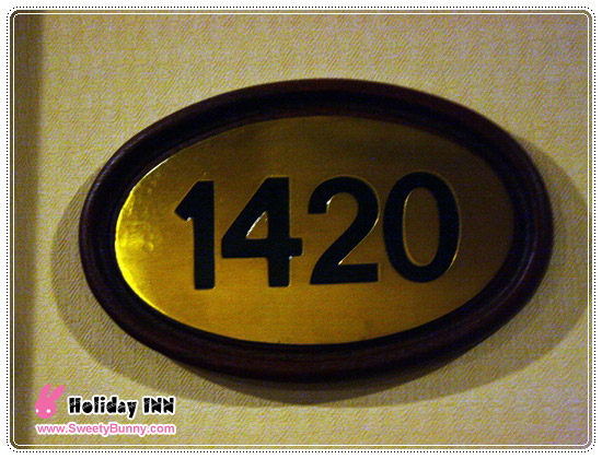 ห้องพักของต่ายน้อย อยู่ที่ ห้อง 1420 เป็นห้อง ห้องซูพีเรีย ริเวอร์วิว พร้อมอาหารเช้า