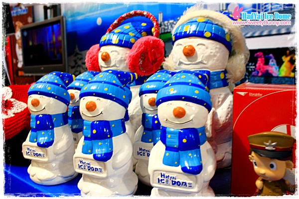 Snow Man ยิ้มแป้นแล้นรอให้ซื้อเป็นของฝากอยู่ด้านหน้าก่อนเข้า Ice Dome