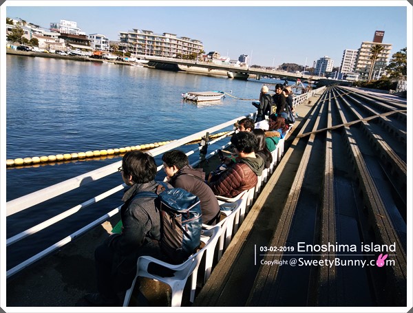 ค่าเรือ คนล่ะ 400 เยน จ่ายด้านบน และมานั่งรอเลย
