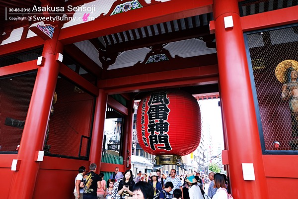 ด้านหลังประตู คามินาริมง (Kaminarimon Gate)